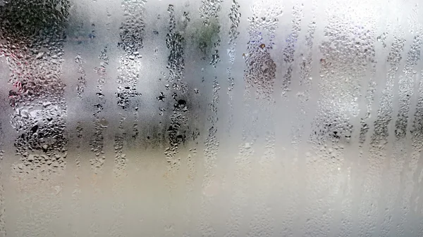 Verschwommenes Bild von Wassertropfen auf dem Glas. — Stockfoto