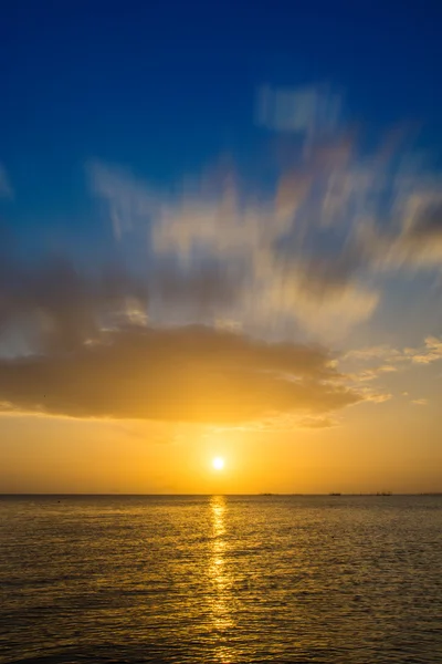 Sonnenuntergang mit schönem Himmel — Stockfoto