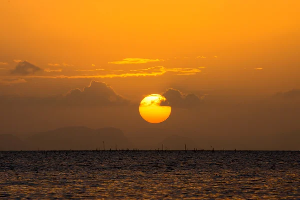 Puesta de sol con cielo hermoso — Foto de Stock