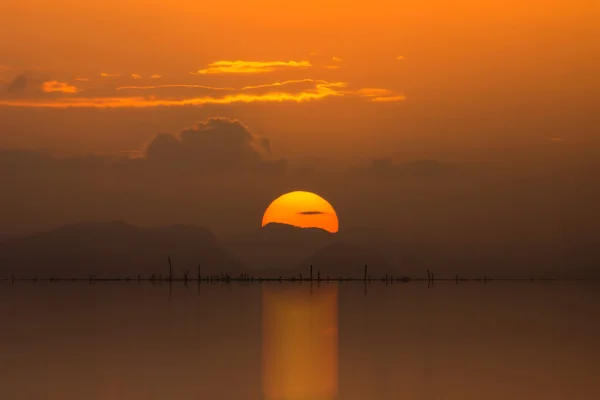 Sonnenuntergang mit schönem Himmel — Stockfoto