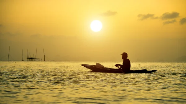 Mooie hemel en silhouetten van visser aan het meer, Thailand — Stockfoto