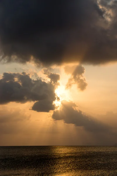Zonsondergang met mooie hemel — Stockfoto