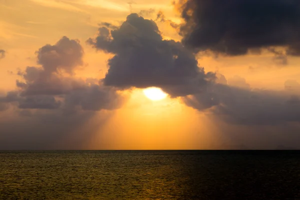 Puesta de sol con cielo hermoso — Foto de Stock