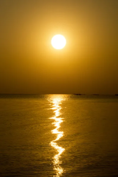 Céu por do sol e nuvens sobre o lago . — Fotografia de Stock