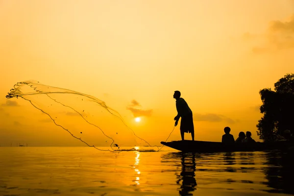 Casting une silhouette au coucher du soleil — Photo