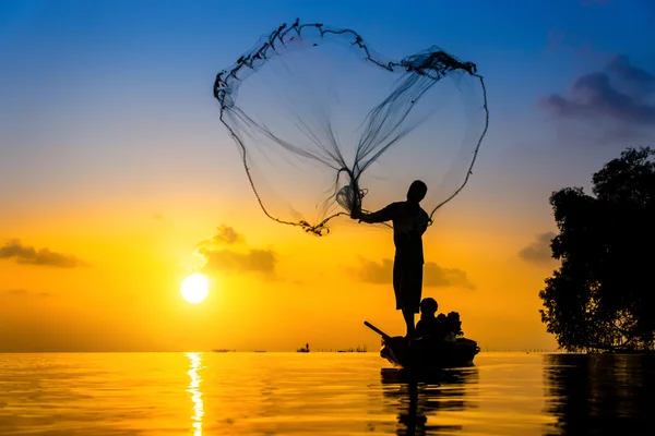 Lanzar una silueta al atardecer —  Fotos de Stock