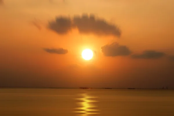 Himmel bei Sonnenuntergang und Wolken über dem See. — Stockfoto