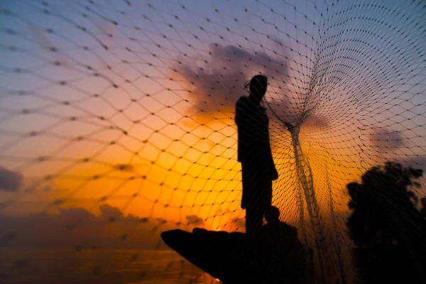 Lançando uma silhueta ao pôr do sol — Fotografia de Stock