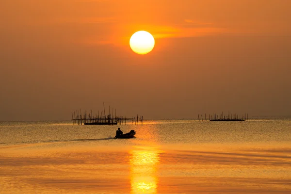 Zonsondergang hemel en wolken boven het meer. — Stockfoto