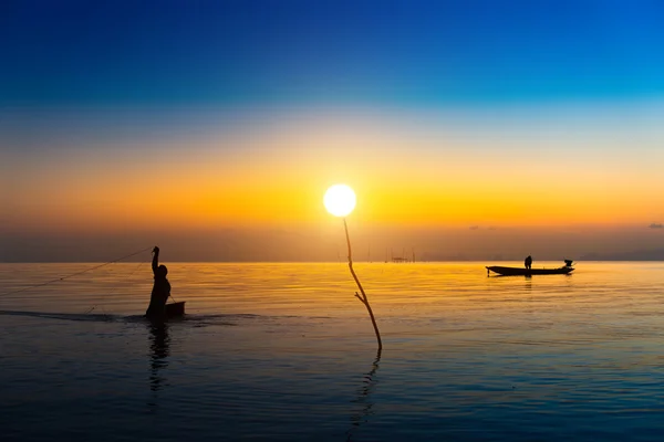 Silhouette dei pescatori — Foto Stock