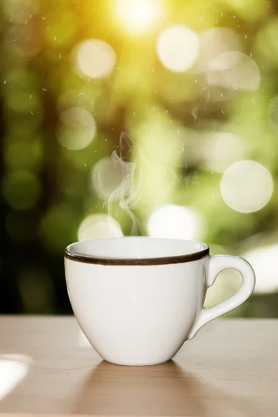每天早上喝咖啡，用白玻璃. — 图库照片