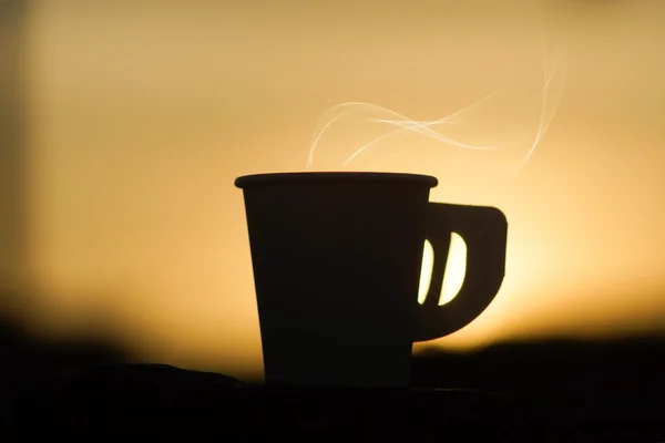 Silhueta de xícara de café de papel com luz solar . — Fotografia de Stock