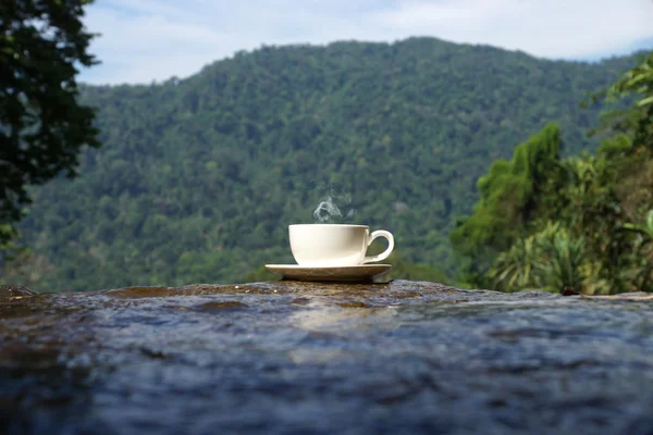 Refrescos y café en las rocas en las cascadas . —  Fotos de Stock