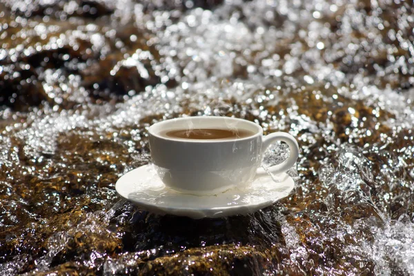 Refreshments and coffee on the rocks at the waterfalls. — Stock Photo, Image