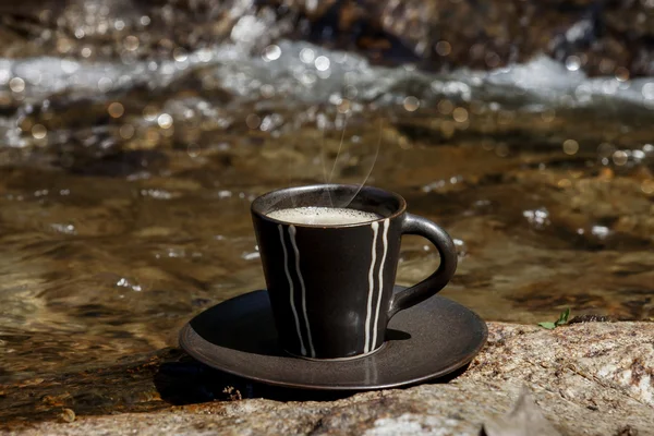 Refrescos e café nas rochas nas cachoeiras . — Fotografia de Stock