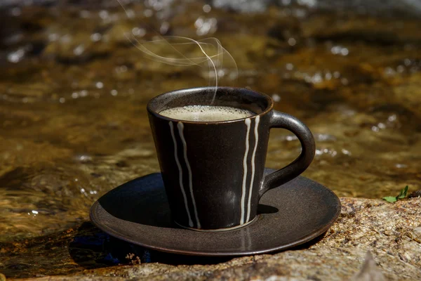 Refreshments and coffee on the rocks at the waterfalls. — Stock Photo, Image