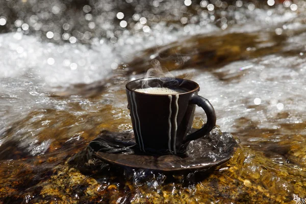 Förfriskningar och kaffe på klipporna vid vattenfallen. — Stockfoto