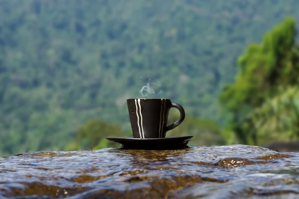 Refreshments and coffee on the rocks at the waterfalls. — Stock Photo, Image