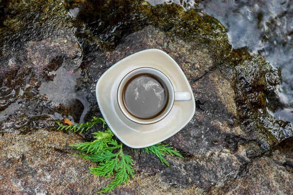 Refreshments and coffee on the rocks at the waterfalls. — Stock Photo, Image