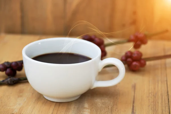 Varmt kaffe på trä och råa kaffebönan. — Stockfoto