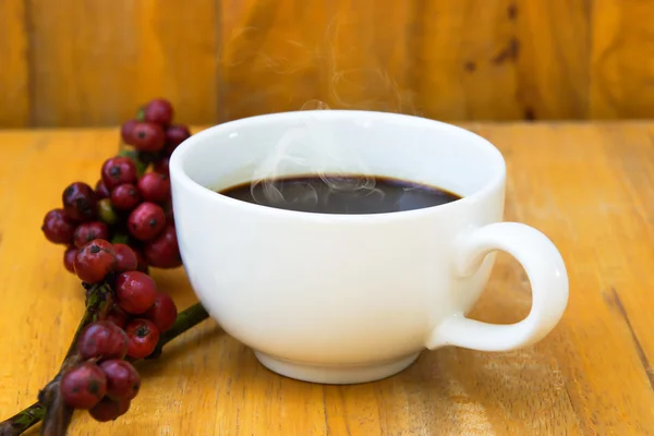 Varmt kaffe på trä och råa kaffebönan. — Stockfoto