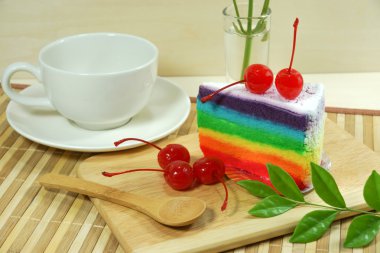 Gökkuşağı kek kiraz ile