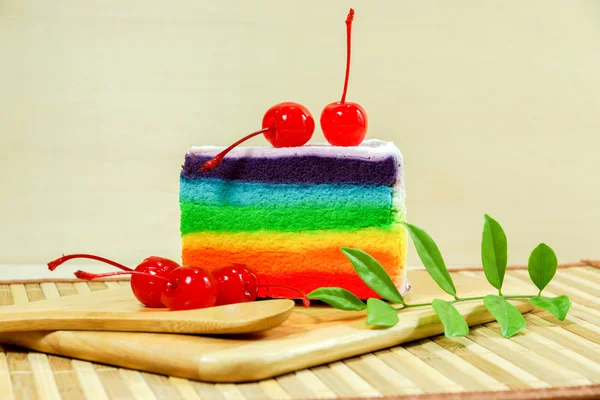 Радужный торт с вишней — стоковое фото