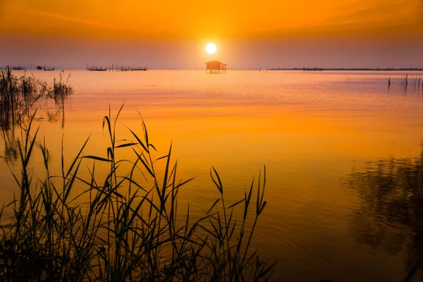 Cielo del atardecer en el lago — Foto de Stock