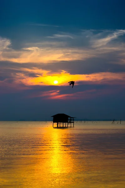 Cielo del atardecer en el lago — Foto de Stock