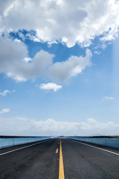 Estrada vazia com céu azul . — Fotografia de Stock