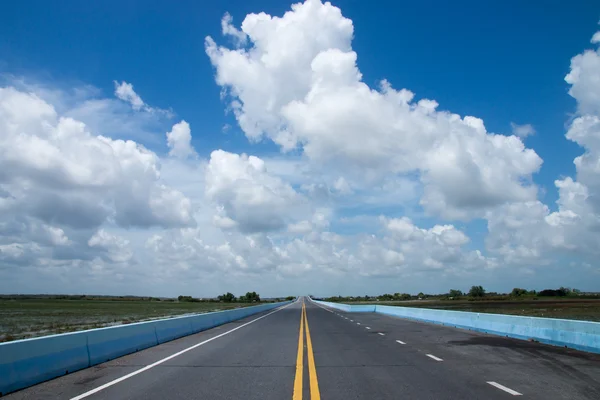 Lege weg met blauwe lucht. — Stockfoto