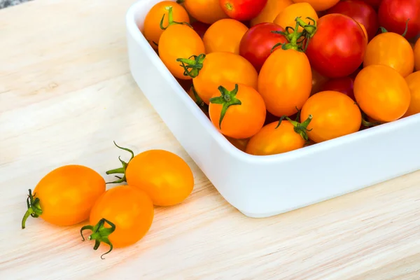 Küçük kırmızı ve sarı domates. — Stok fotoğraf