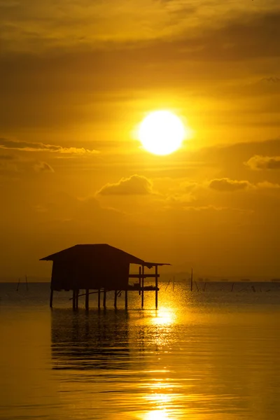 Old cottage in the lake and sunset sky. — Stock Photo, Image