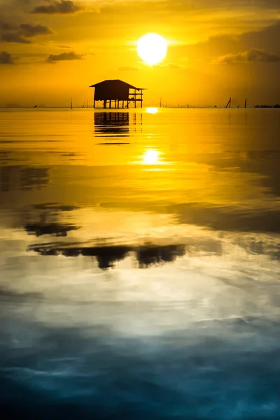 Antigua casa de campo en el lago y el cielo puesta de sol . —  Fotos de Stock