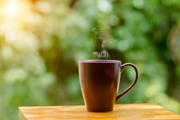 Morgonkaffe på trä. Stockbild