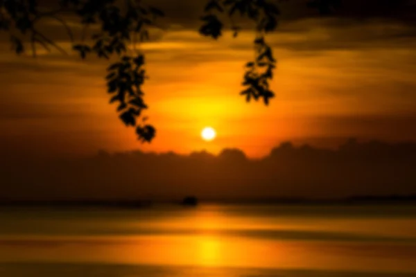 Imagen borrosa del cielo al atardecer en el lago — Foto de Stock
