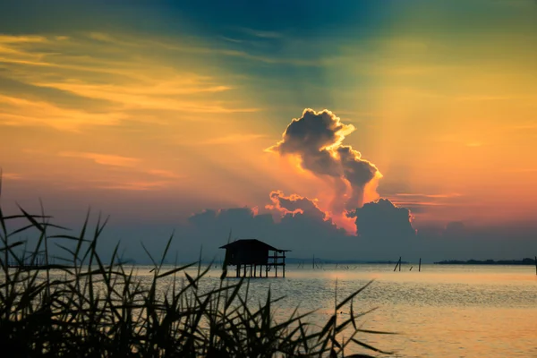 Cielo del atardecer en el lago — Foto de Stock