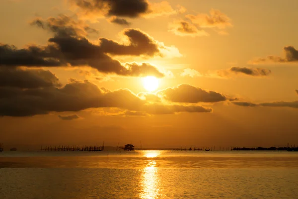 Zonsondergang hemel boven het meer. — Stockfoto