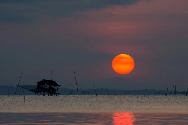 夕焼け空と湖のビッグ太陽. — ストック写真