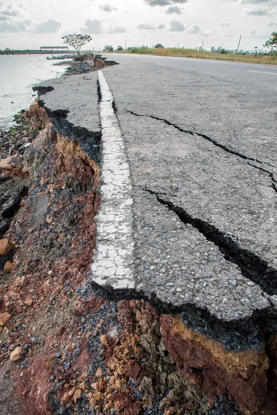 崩壊し、落ちて壊れたアスファルト道路の側 — ストック写真