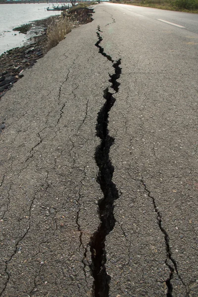 Latura drumului rupt de asfalt s-a prăbuşit şi a căzut. — Fotografie, imagine de stoc