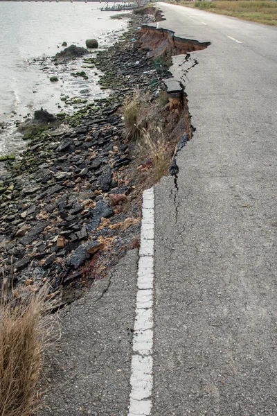 Lado de la carretera de asfalto roto se derrumbó y cayó —  Fotos de Stock