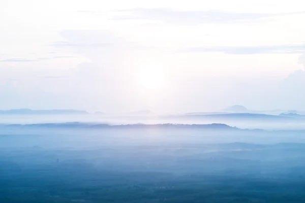 Le montagne nebbia in estate, sud della Thailandia . — Foto Stock