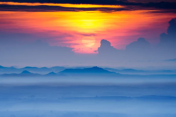 Туманные горы летом, юг Таиланда . — стоковое фото