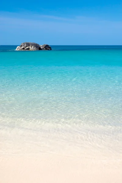 蓝色的大海和白色的沙滩安达曼海，泰国 — 图库照片