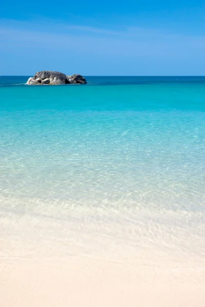 Marea albastră și plajele cu nisip alb Marea Andaman, Thailanda — Fotografie, imagine de stoc