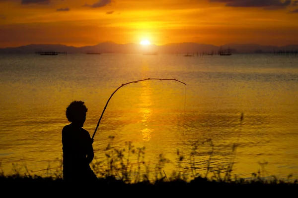 Silueta de los pescadores — Foto de Stock