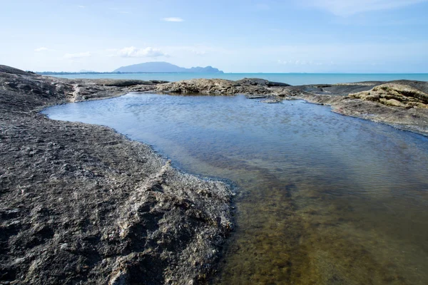 Stenar, havet och blå himmel - Thailand — Stockfoto