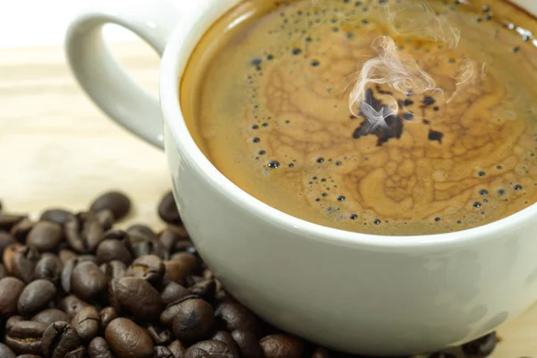 Zwarte koffie in de ochtend tijd. — Stockfoto