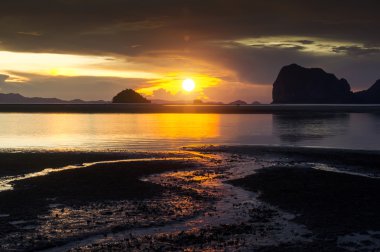 Güzel altın günbatımı siluetleri ile denizde doymuş